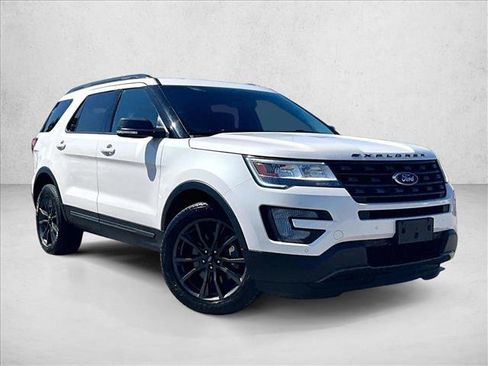 Used 2017 Ford Explorer XLT w/ Equipment Group 202A AWD/4WD image 12