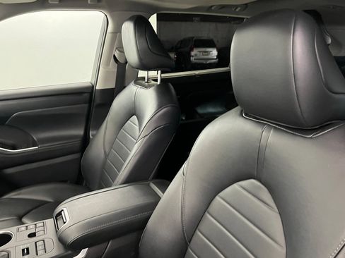 Used 2024 Toyota Highlander XLE image 18