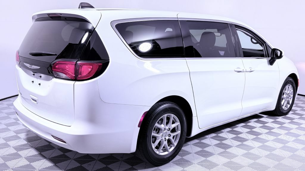 Used 2023 Chrysler Voyager LX FWD image 3