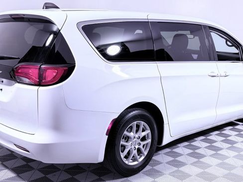 Used 2023 Chrysler Voyager LX FWD image 3