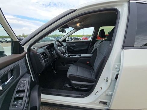 Used 2023 Nissan Rogue SV AWD/4WD image 6