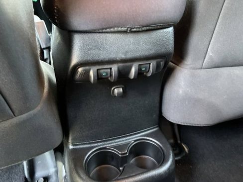 Used 2015 Jeep Wrangler Unlimited Rubicon w/ Connectivity Group AWD/4WD image 22