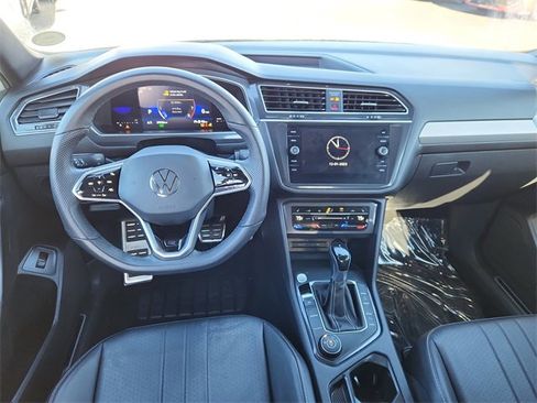 Certified 2022 Volkswagen Tiguan SE R-Line image 9