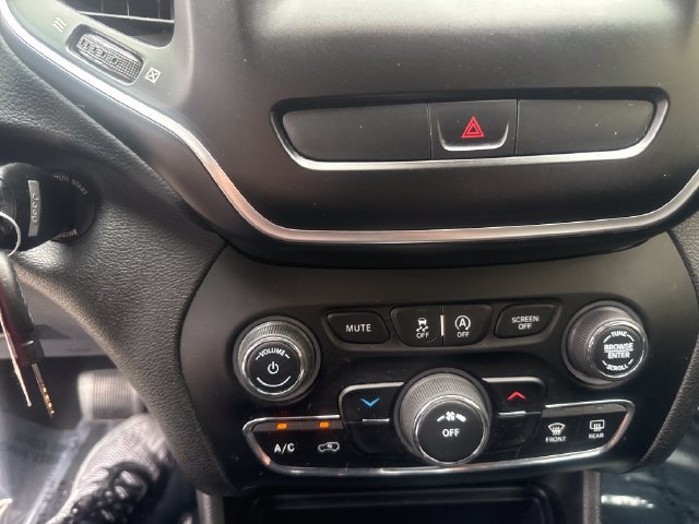 Used 2019 Jeep Cherokee Latitude w/ Popular Appearance Group FWD image 15