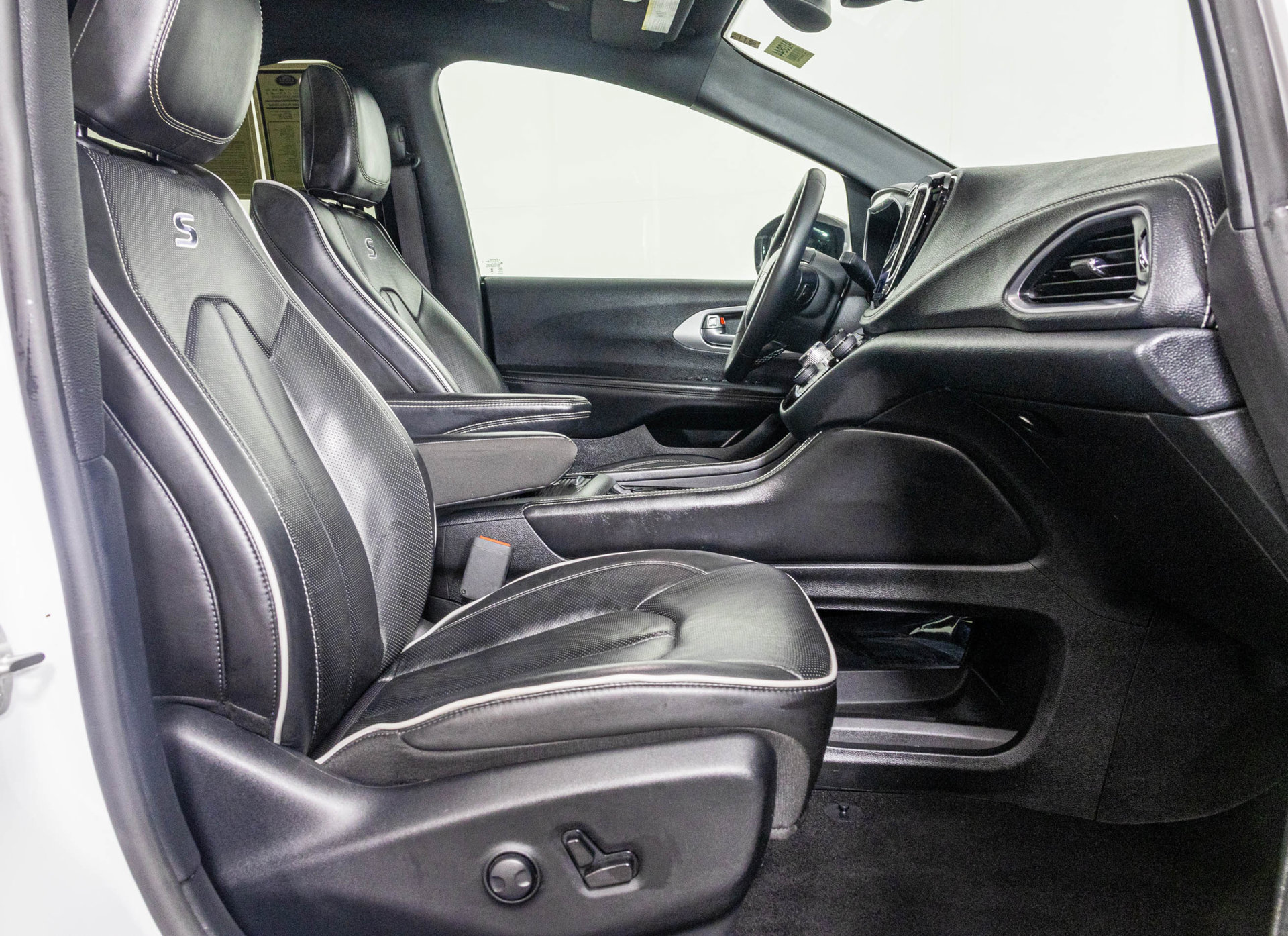 Used 2025 Chrysler Pacifica Limited FWD image 45