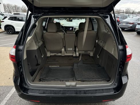 Used 2017 Toyota Sienna XLE image 27