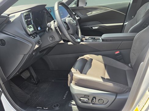 Certified 2025 Lexus RX 450h AWD w/ Convenience Package image 9