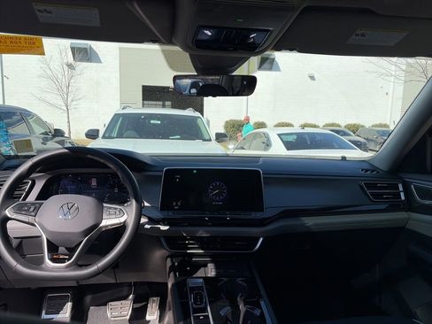 Used 2025 Volkswagen Atlas Peak Edition SE image 25