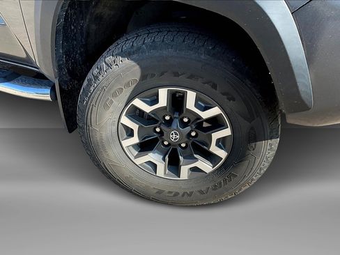 Used 2021 Toyota Tacoma TRD Off-Road image 2