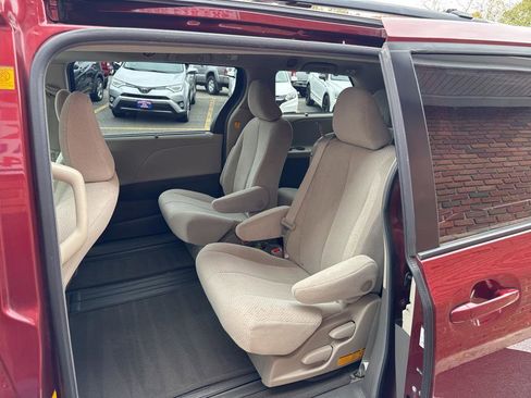 Used 2011 Toyota Sienna LE image 18