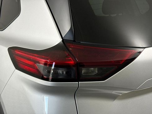 Used 2025 Nissan Rogue SV image 36