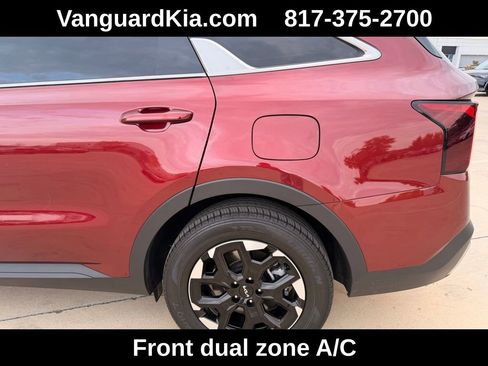 Used 2024 Kia Sorento S w/ Panoramic Sunroof Package image 9