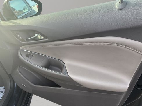 Used 2018 Chevrolet Cruze Premier FWD image 16
