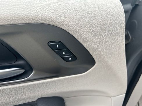 Used 2023 Chrysler Pacifica Touring-L FWD image 15