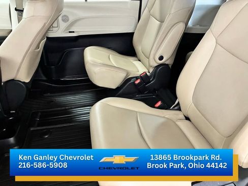 Used 2022 Toyota Sienna XLE FWD image 16