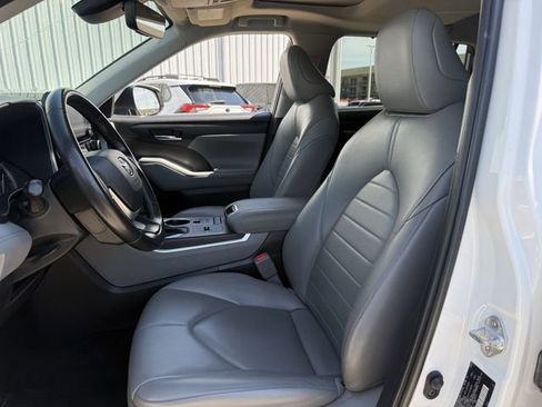 Used 2022 Toyota Highlander XLE FWD image 27