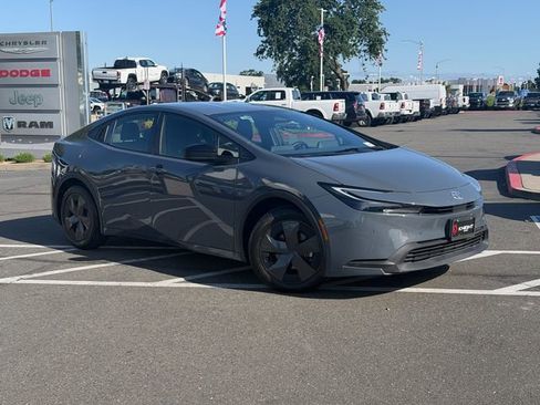 Used 2024 Toyota Prius LE FWD image 2