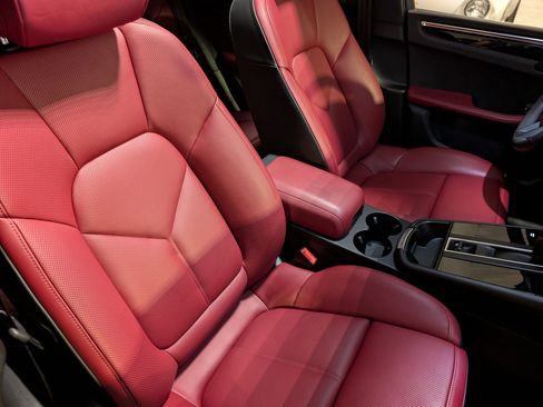 Used 2025 Porsche Macan image 28