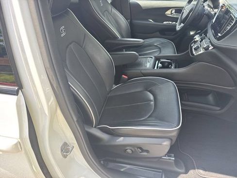 Certified 2026 Chrysler Pacifica Limited w/ S Appearance Package FWD image 15