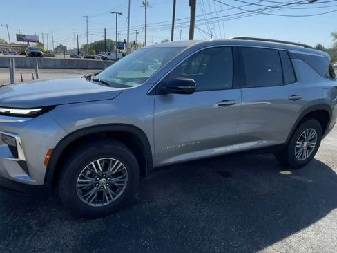 Used 2025 Chevrolet Traverse LT FWD image 6