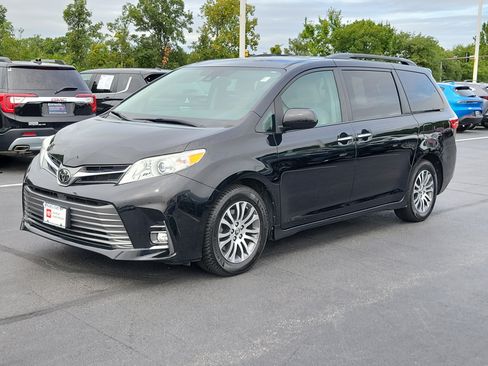 Certified 2020 Toyota Sienna XLE FWD image 3