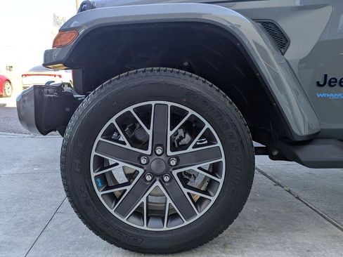 Used 2022 Jeep Wrangler Unlimited Sahara AWD/4WD image 6