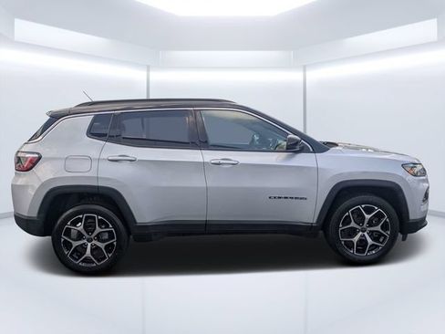 Used 2025 Jeep Compass Limited AWD/4WD image 2