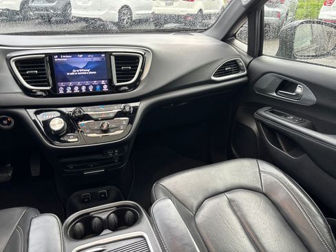 Used 2020 Chrysler Pacifica Touring-L Plus FWD image 32