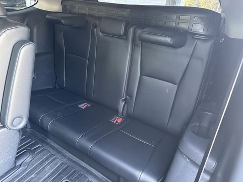 Used 2022 Toyota Highlander XLE AWD/4WD image 9