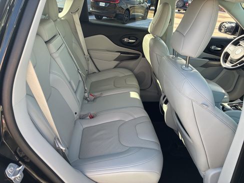 Used 2019 Jeep Cherokee Limited image 17