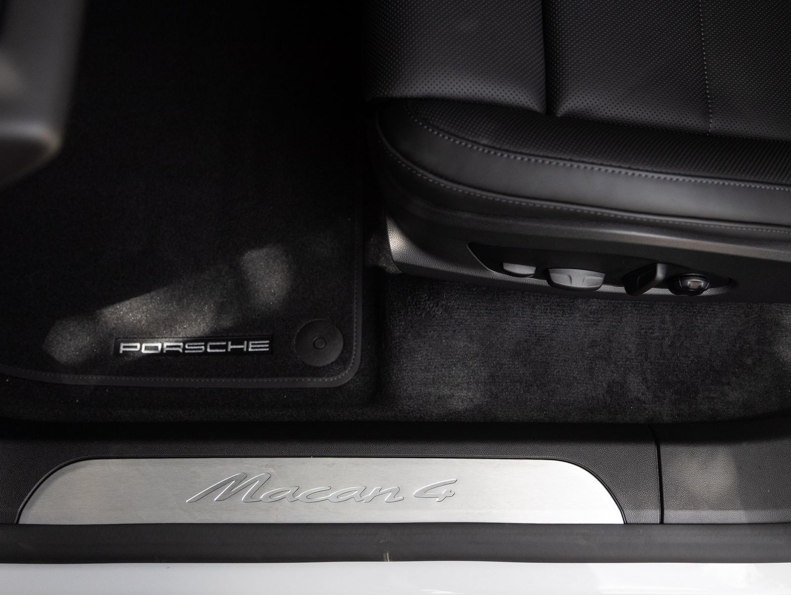 Certified 2026 Porsche Macan 4 Electric AWD/4WD image 22