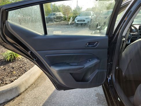 Used 2024 Nissan Altima 2.5 SV image 14