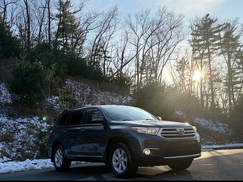 Used 2012 Toyota Highlander SE w/ Tow Pkg image 1
