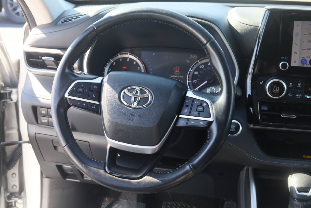 Used 2023 Toyota Highlander XLE AWD/4WD image 11