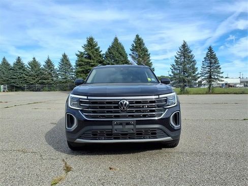 Used 2024 Volkswagen Atlas SE image 2