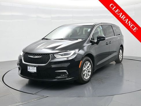 Used 2024 Chrysler Pacifica Touring-L image 3