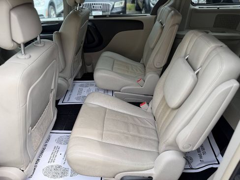Used 2012 Chrysler Town & Country Touring-L w/ Entertainment Group #2 FWD image 18