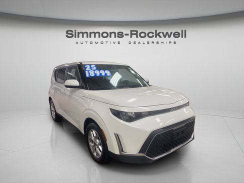 Used 2025 Kia Soul LX w/ LX Technology Package FWD image 7