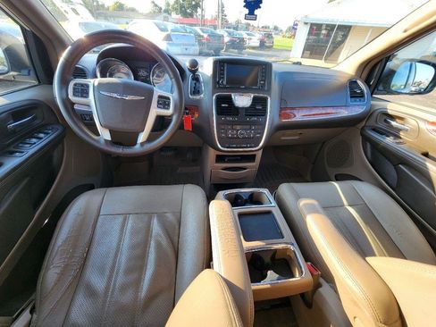 Used 2016 Chrysler Town & Country Touring-L FWD image 13