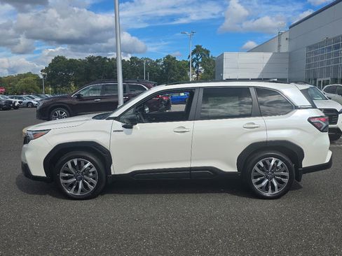 Used 2025 Subaru Forester Touring image 9