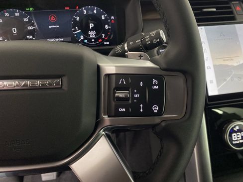 Used 2025 Land Rover Discovery S image 15