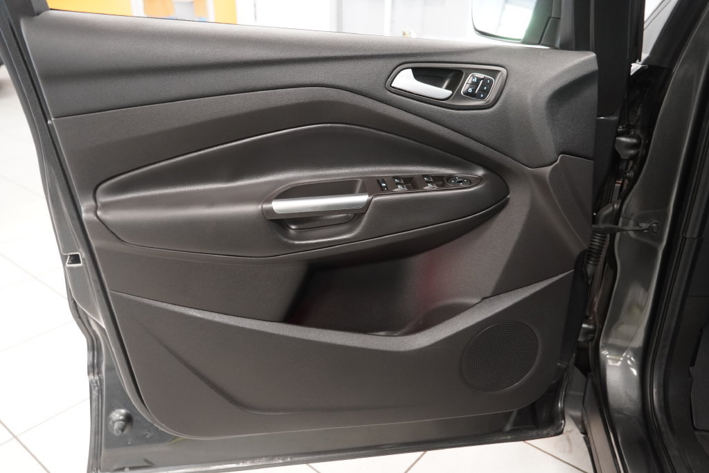 Used 2018 Ford Escape Titanium w/ Ford Safe & Smart Package AWD/4WD image 18
