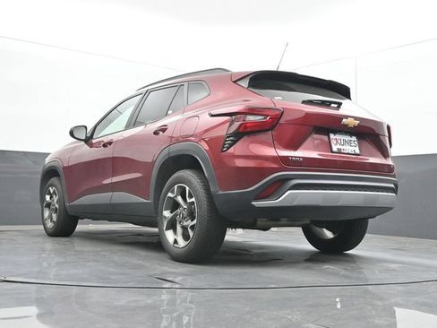 Used 2025 Chevrolet Trax LT FWD image 30