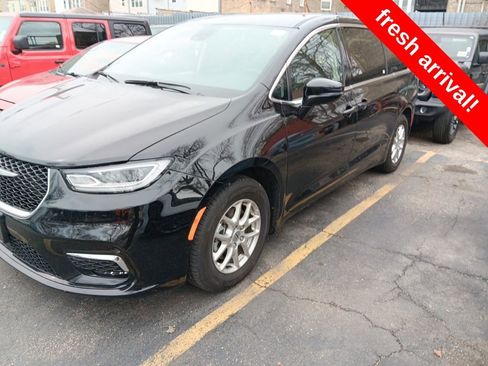 Used 2024 Chrysler Pacifica Touring-L image 1