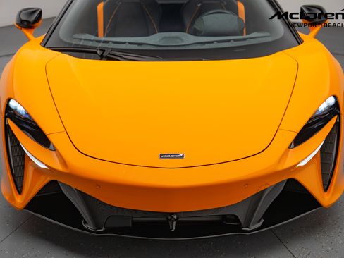 Used 2023 McLaren Artura image 10