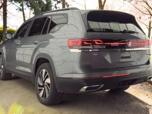 Used 2025 Volkswagen Atlas SE image 6