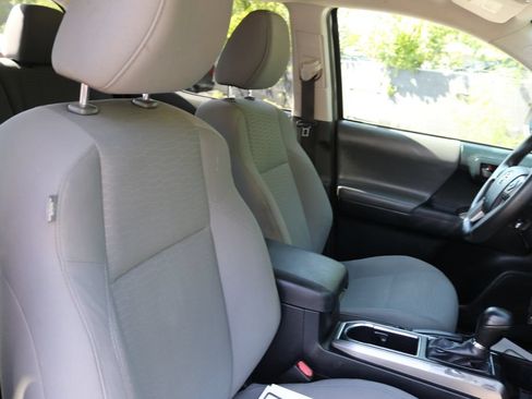 Used 2016 Toyota Tacoma SR5 w/ SR5 Appearance Package (SN) RWD image 19