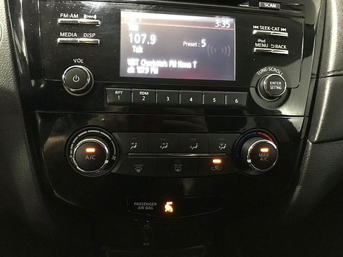 Used 2017 Nissan Rogue SV FWD image 28