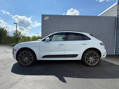 Certified 2025 Porsche Macan AWD/4WD image 2