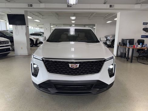 Used 2024 Cadillac XT4 Luxury w/ Cold Weather Package FWD image 3